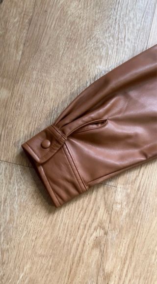 Sobrecamisa de cuero/piel marrón claro. 