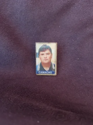 Pequeño  pin con foto y nombre CAMACHO