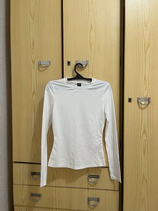 Dos blusas básicas manga larga blanca y negra 