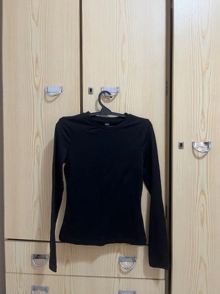 Dos blusas básicas manga larga blanca y negra 