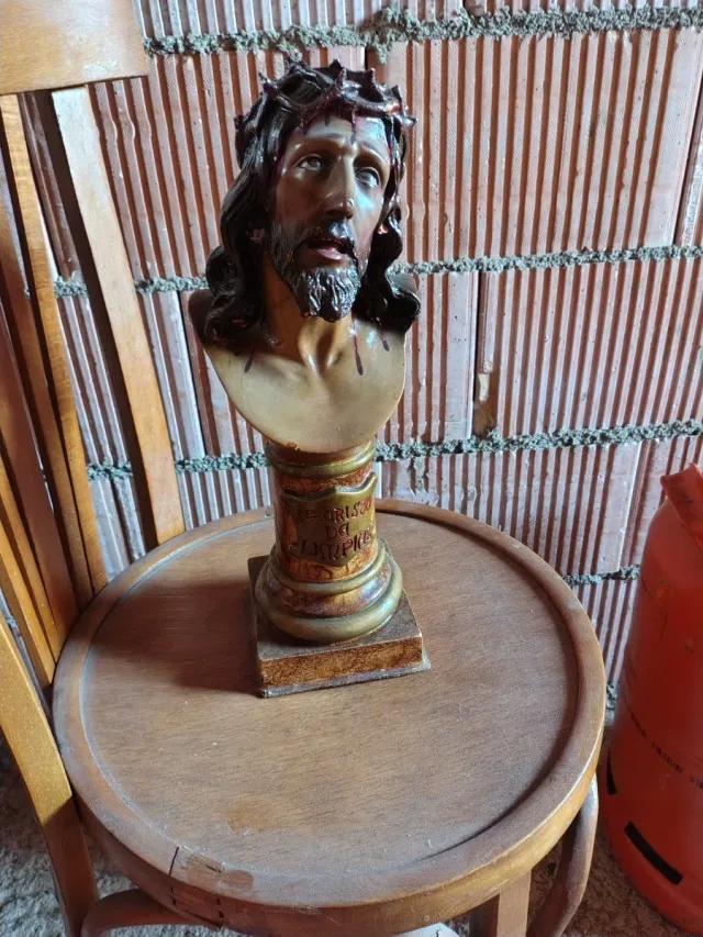 Cristo de escayola con corona de espinas