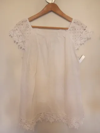 Blusa blanca con encaje
