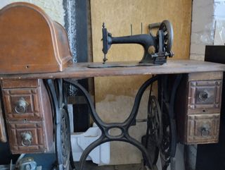 Máquina de coser antigua de mesa