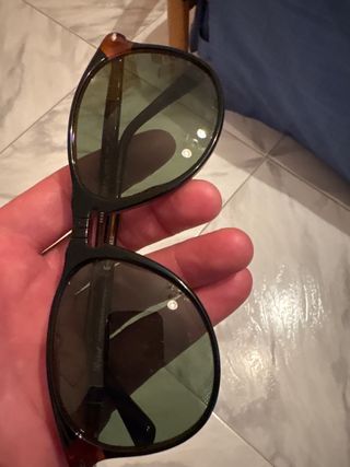 Gafas de sol Persol negras y marrones