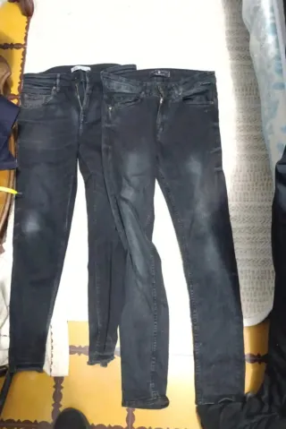 Pantalones vaqueros /uno de pana. grises y negros
