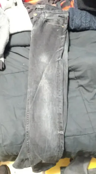 Pantalones vaqueros /uno de pana. grises y negros
