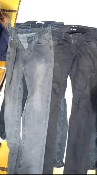 Pantalones vaqueros /uno de pana. grises y negros
