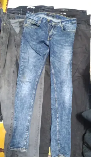 Pantalones vaqueros /uno de pana. grises y negros
