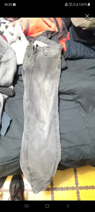Pantalones vaqueros /uno de pana. grises y negros
