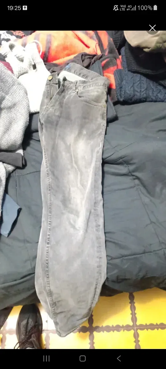 Pantalones vaqueros /uno de pana. grises y negros