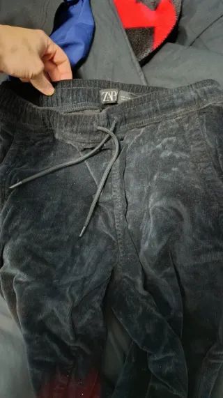 Pantalones vaqueros /uno de pana. grises y negros
