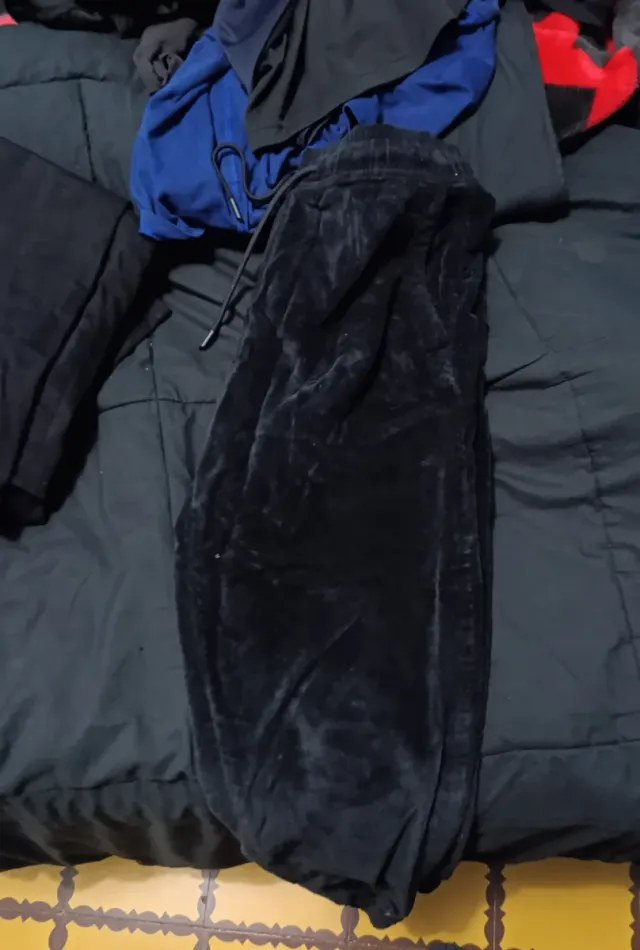 Pantalones vaqueros /uno de pana. grises y negros