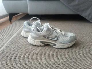 Tenis Nike plateados y blancos