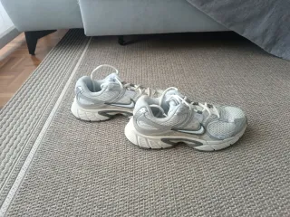 Tenis Nike plateados y blancos