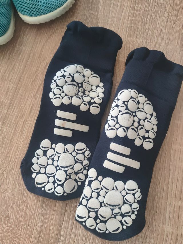 Cangrejeras y calcetines talla 26-27