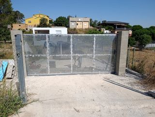 Trabajos en hierro e inoxidable. 
Puertas y motor