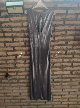 Vestido largo Rita Ora plateado sin mangas