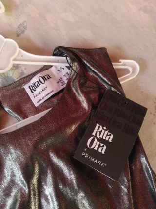 Vestido largo Rita Ora plateado sin mangas