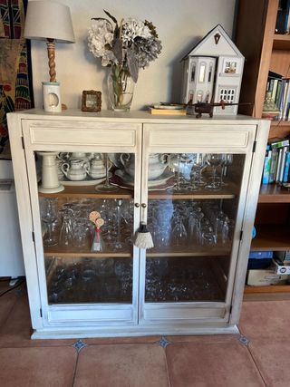 Vitrina de madera y cristal