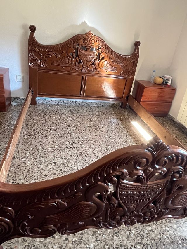 Cama de madera clásica 140x190 bien cuidada