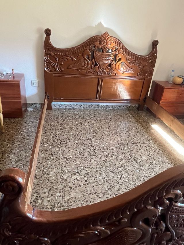 Cama de madera clásica 140x190 bien cuidada