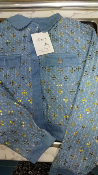 Conjunto vaquero con lentejuelas doradas