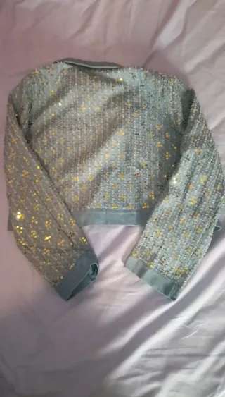 Conjunto vaquero con lentejuelas doradas