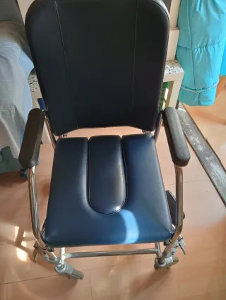 Silla de baño con ruedas