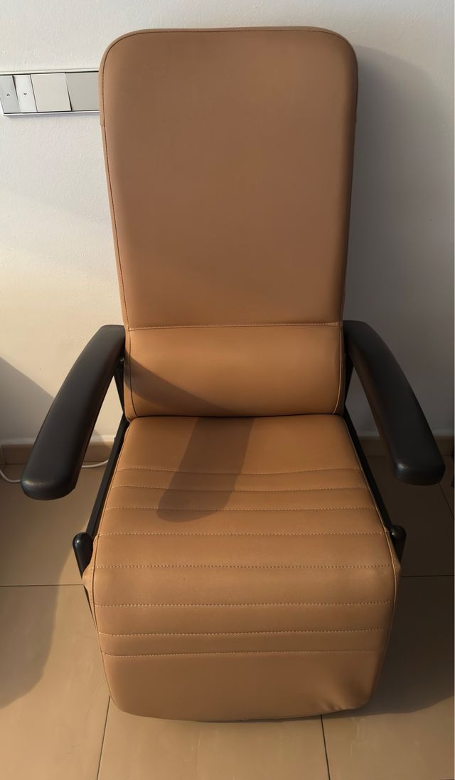 Butaca basculante reclinable con brazos abatibles 