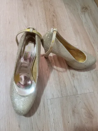 Zapatos  tacón dorados  fiesta
Marca Viví Rich