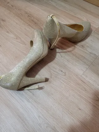 Zapatos  tacón dorados  fiesta
Marca Viví Rich