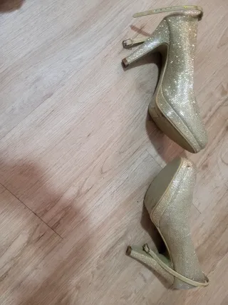 Zapatos  tacón dorados  fiesta
Marca Viví Rich