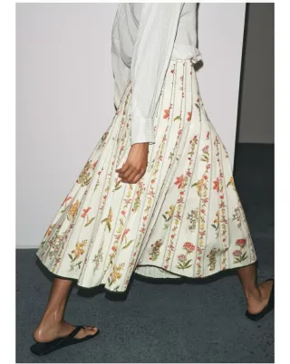 Preciosa!! Falda midi Zara floral. Con etiqueta