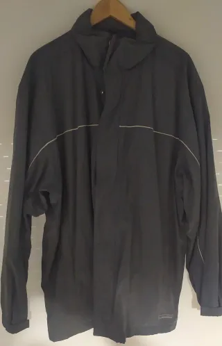 Cazadora gris con detalles blancos