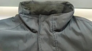 Cazadora gris con detalles blancos