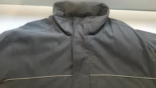 Cazadora gris con detalles blancos