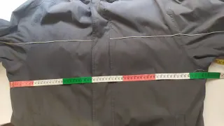 Cazadora gris con detalles blancos