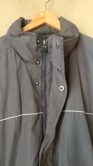 Cazadora gris con detalles blancos