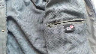 Cazadora gris con detalles blancos