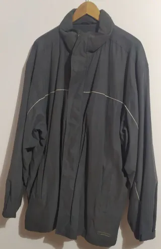 Cazadora gris con detalles blancos