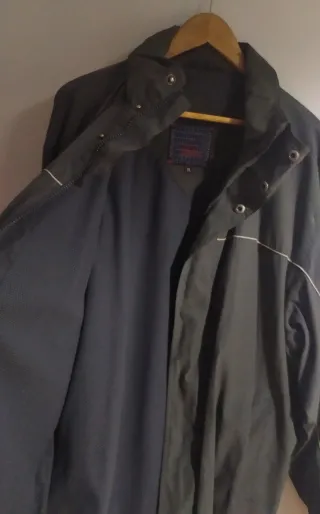 Cazadora gris con detalles blancos