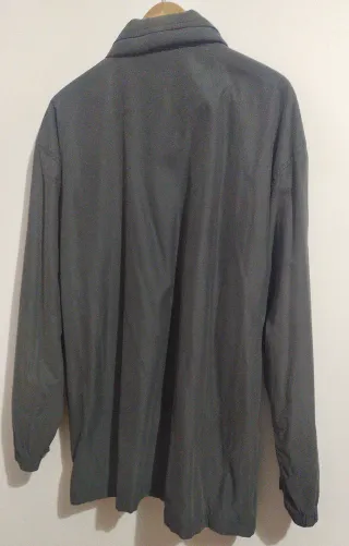 Cazadora gris con detalles blancos