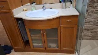 Mueble de baño madera con lavabo