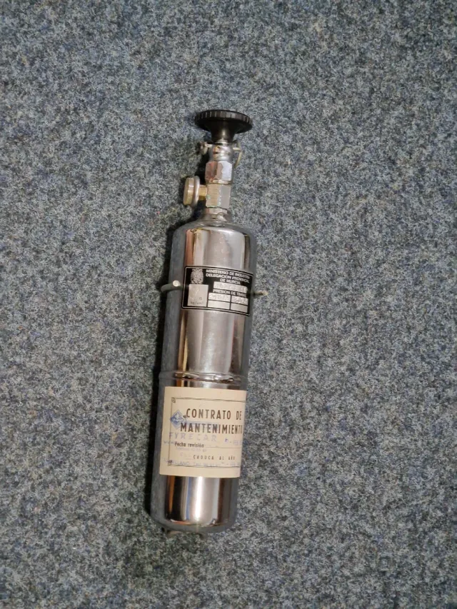 Extintor antiguo de metal fyrecar