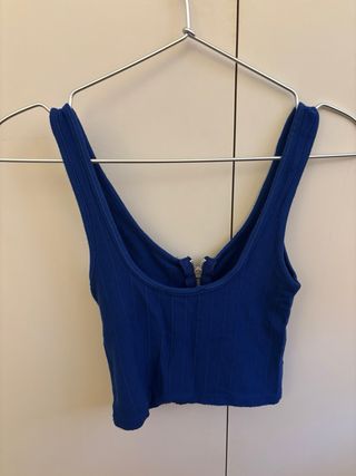 Top corto azul con cremallera