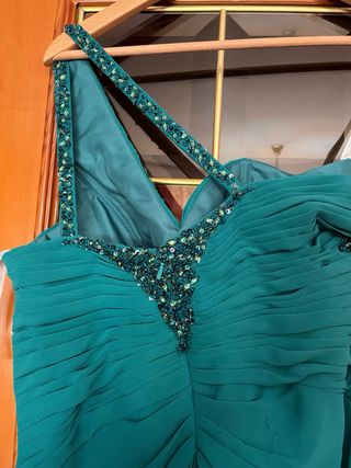 Vestido largo verde azulado con fular a juego.