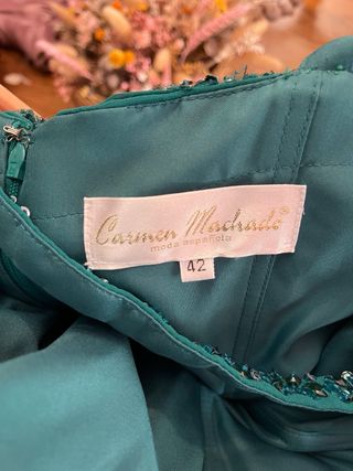 Vestido largo verde azulado con fular a juego.