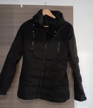 Chaqueta de plumas negra