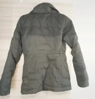 Chaqueta de plumas negra