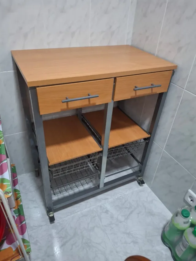 Mesa auxiliar con ruedas y cajones